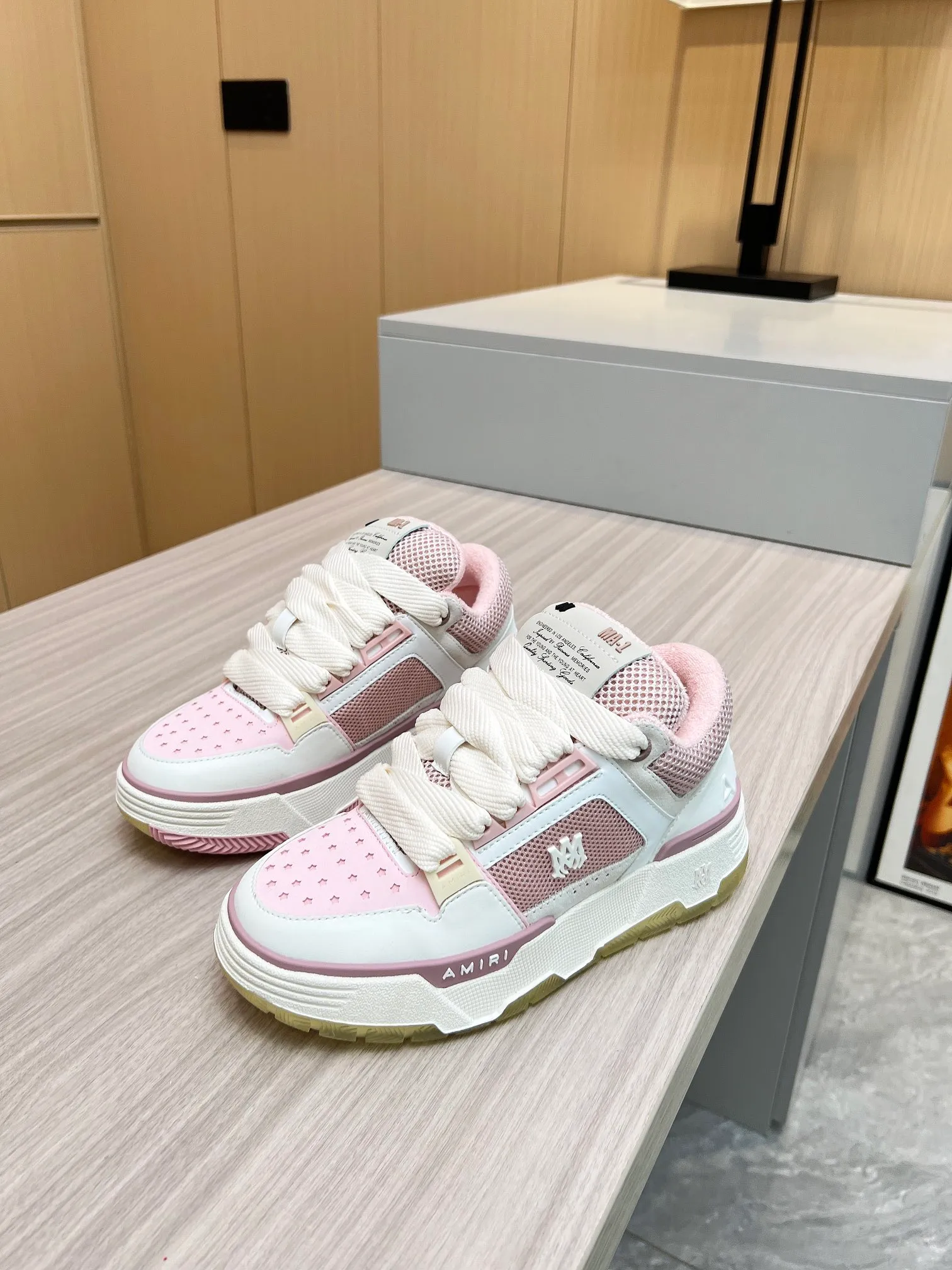 p620💰Men's shoes Amiri Emile's 2023 spring and summer new MA-1 bread shoes, couple models, casual sports shoes, sneakers Amiri gave up the rock punk style in the new season and used a large number of unsaturated colors, Morandi tones, whether you see or wear them, it will make people very happy. The large tongue of the bread shoes continues, shortens the length of the shoe body, thickens the midsole, and the toe part is more rounded. Amiri's brand letters and MA logo appear on the side of the shoe. Fabric: Original customized imported first-layer cowhide + mesh. Lining: Original customized breathable towel lining. Outsole. Foam combination material. Bottom thickness: 4CM. Size: Men's 39-45